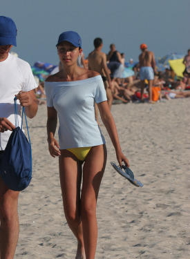 Candid dancing chick with sexy ass on the beach in pink bikini