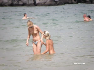 01-2-blondes-swimming-001