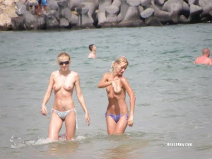 02-2-blondes-swimming-002