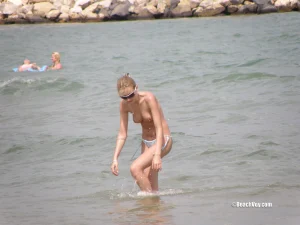 03-2-blondes-swimming-003