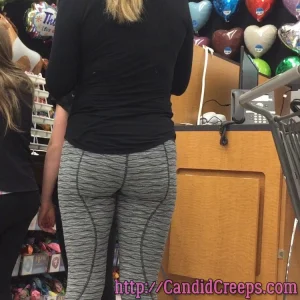 77-yummy-mummy-in-lulus-04-jbjdping