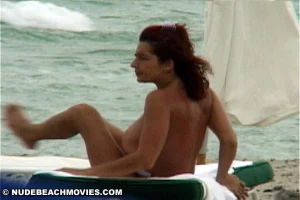 09-nude-girl-beach-movies-215
