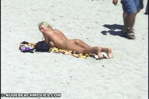 03-nude-girl-beach-movies-139